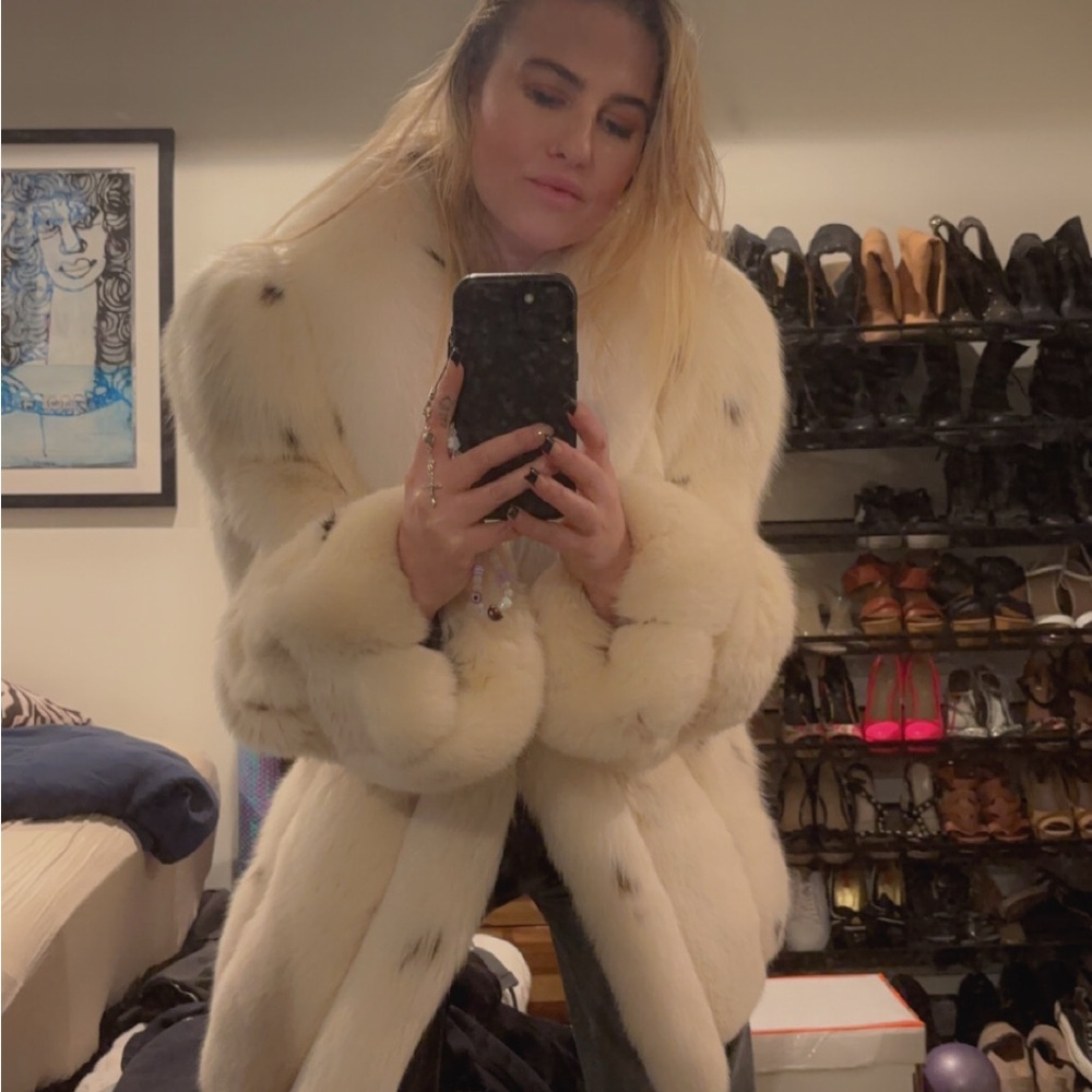 SOLD !!! 🚨🚨
SOLD!!! 🚨🚨
SOLD!!! 🚨🚨. ***Chloe Fox Fur Coat*** - Picture 2 of 14